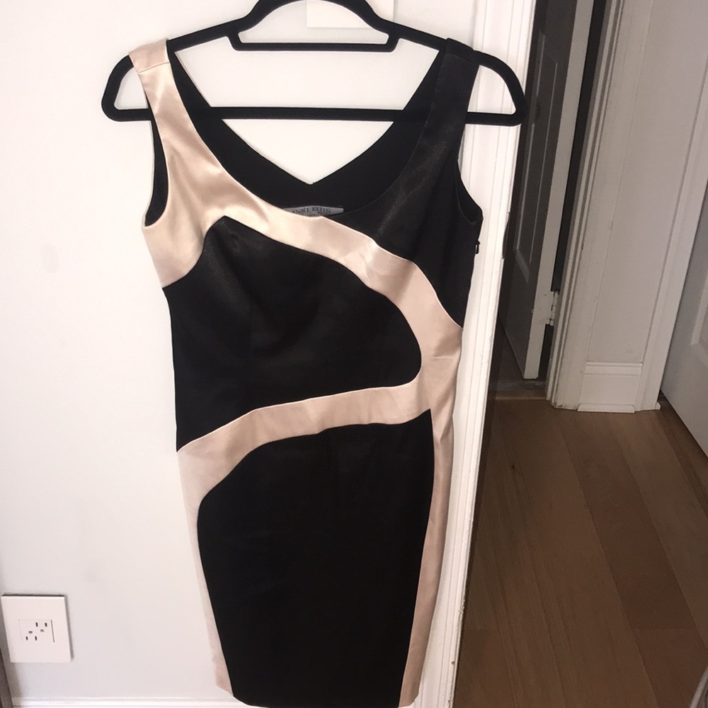 Anne Klein Elegant Dress Black & Champagne color in satin Size 4
